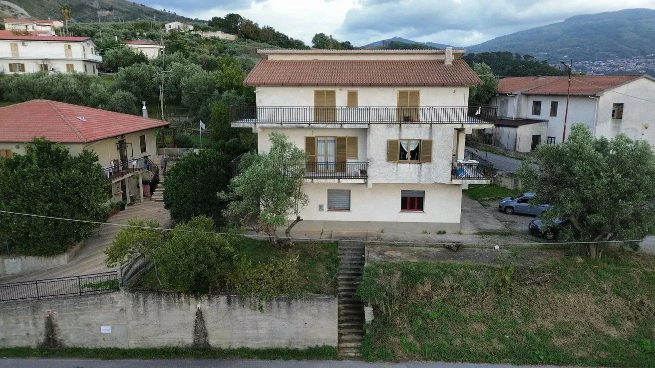 House and surroundings; view, natural light