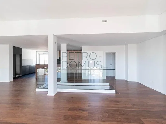 Salón; suelo de madera, luz natural
