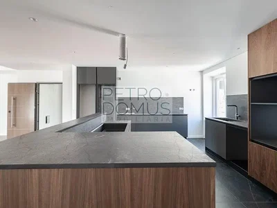 Kuhinja; kuhinjski aparati, drveni pod, pločice, prirodno svjetlo, moderni stil, renoviran