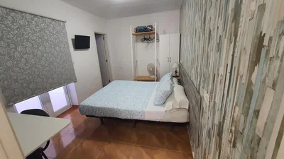 Camera da letto; luce naturale, pavimento in piastrelle
