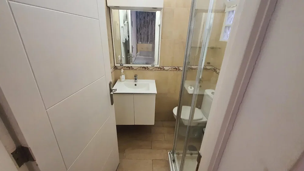 Bagno; pavimento in piastrelle, luce naturale