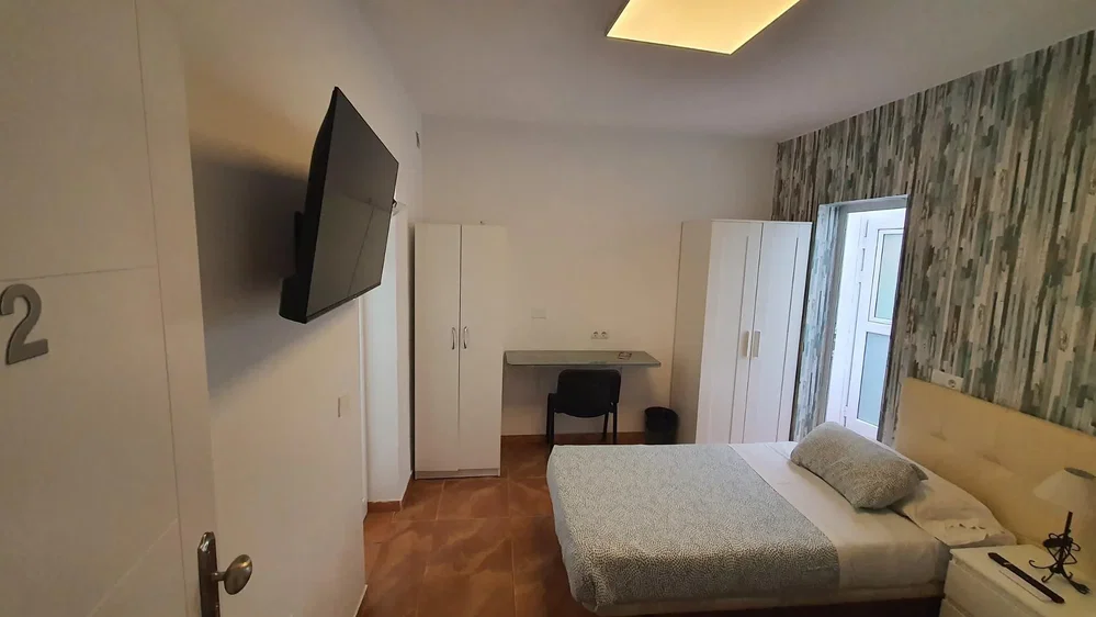 Camera da letto; pavimento in piastrelle, luce naturale