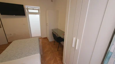 Camera da letto; pavimento in piastrelle, luce naturale