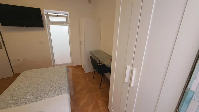 Chambre; carrelage, lumière naturelle