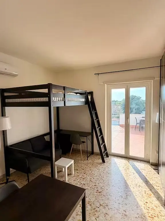 Chambre d'enfant; lumière naturelle, carrelage