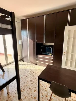 Chambre d'enfant; parquet, carrelage, lumière naturelle