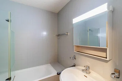 Badkamer; gerenoveerd, natuurlijk licht