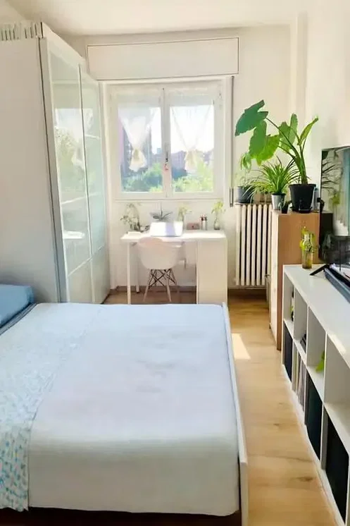 Quarto; luz natural, chão de madeira