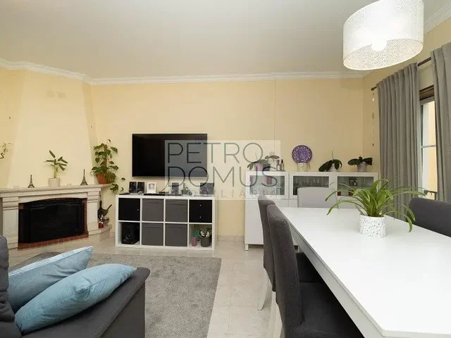 Salón; chimenea, luz natural, estilo moderno