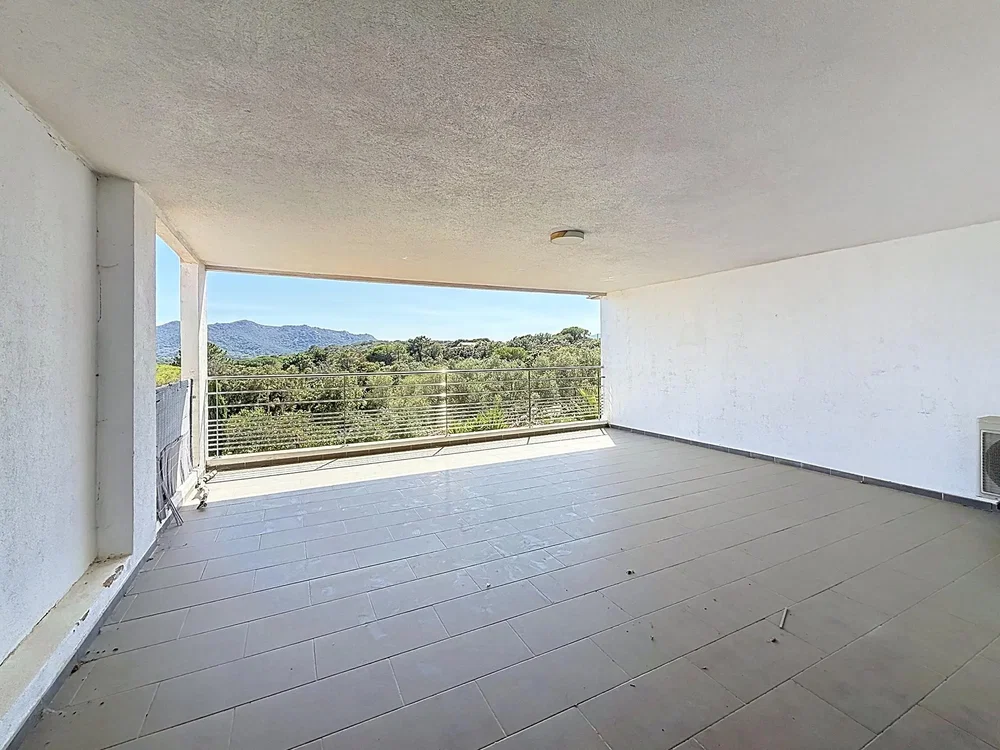 Balcon; vue, carrelage, lumière naturelle