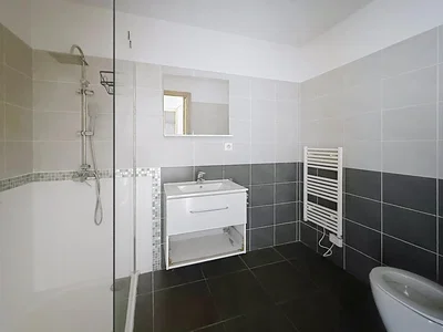 Salle de bain; carrelage, rénové, lumière naturelle