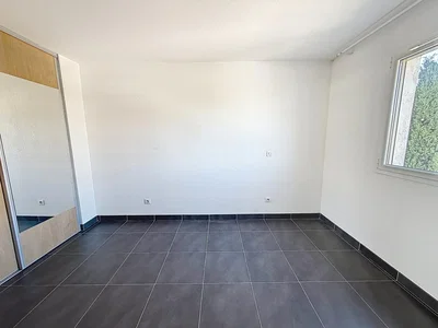 Chambre; carrelage, lumière naturelle