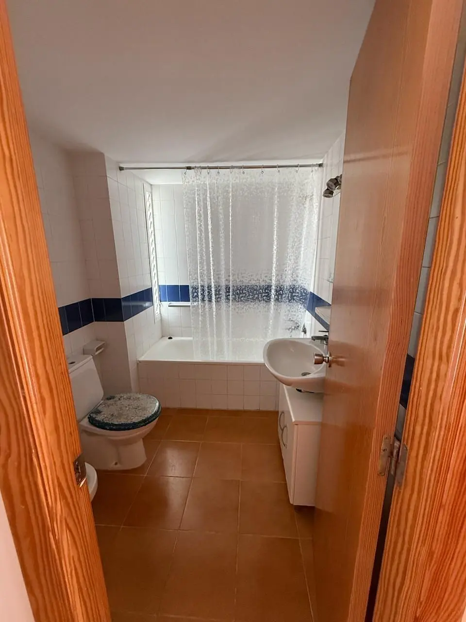 Banyo; fayans zemin, doğal ışık