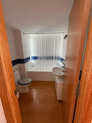 Banyo; fayans zemin, doğal ışık