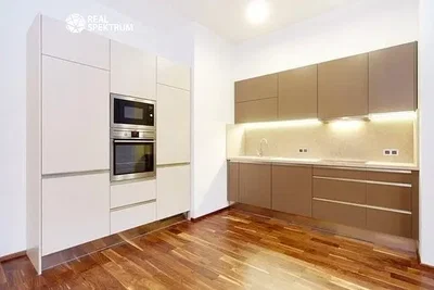 Кухиња; кухињски апарати, дрвени под, реновиран, природно светло