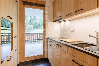 Cozinha; vista, eletrodomésticos, luz natural, estilo rústico, chão de madeira
