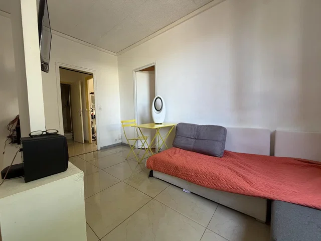 Salon; carrelage, lumière naturelle