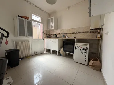 Cucina; pavimento in piastrelle, luce naturale