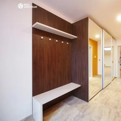 Гардероба; плочице, природно светло