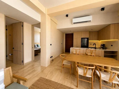 Obývací pokoj; kuchyňské spotřebiče, dřevěná podlaha, přirozené světlo, moderní styl