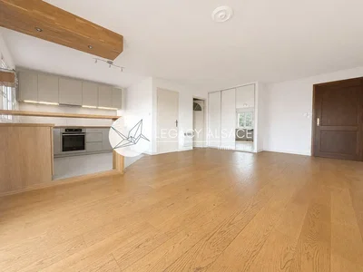 Cucina; elettrodomestici, pavimento in legno, luce naturale
