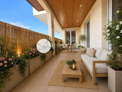 Terrazza; luce naturale, travi in legno, pavimento in legno