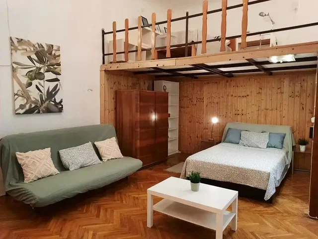Slaapkamer; houten vloer, natuurlijk licht
