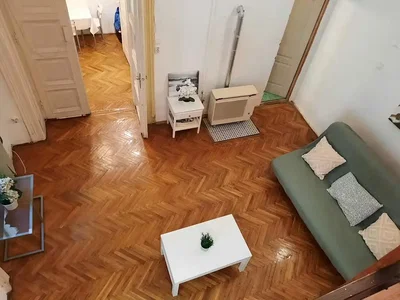 Хол; дървен под, естествена светлина