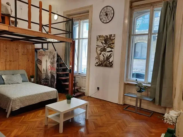 Slaapkamer; houten vloer, natuurlijk licht