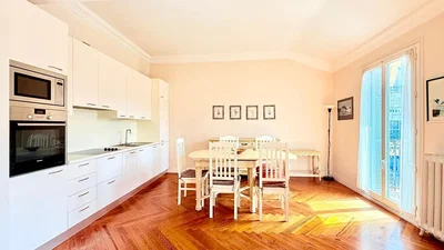 Küche; küchengeräte, holzboden, tageslicht, moderner stil