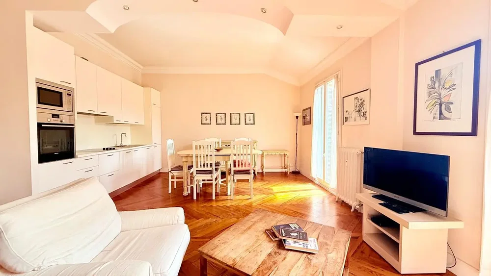 Wohnzimmer; holzboden, tageslicht, moderner stil