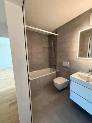 Badezimmer; fliesenboden, renoviert, tageslicht