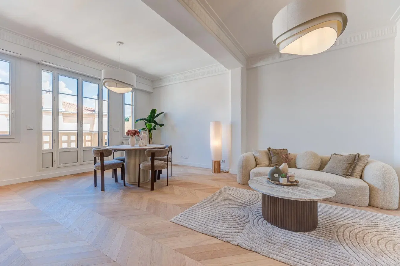 Living room; wood floor, natural light, modern style