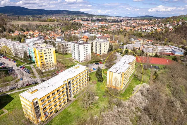 Maison et environs; vue, lumière naturelle