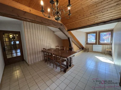 Esszimmer; fliesenboden, holzbalken, tageslicht