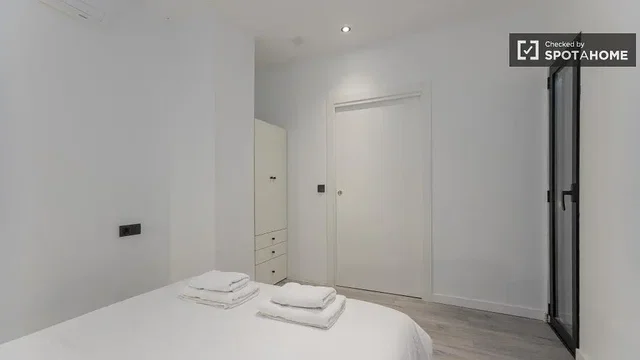 Dormitorio; suelo de madera, luz natural, renovado