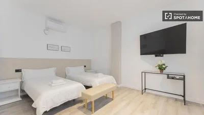 Slaapkamer; houten vloer, natuurlijk licht, moderne stijl