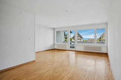 Sala de estar; chão de madeira, luz natural, vista