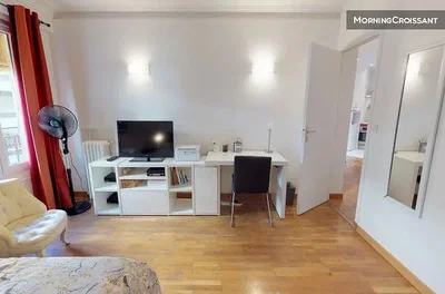 Wohnzimmer; holzboden, tageslicht