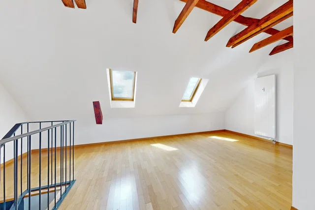 Camera dei bambini; pavimento in legno, travi in legno, luce naturale