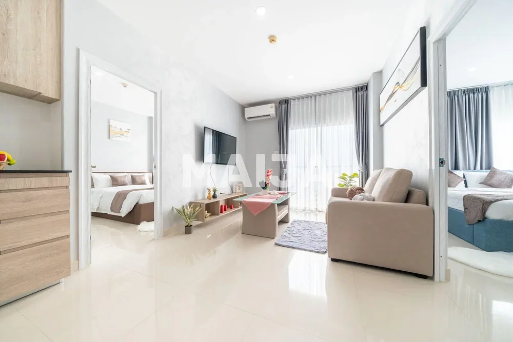 Soggiorno; luce naturale, stile moderno, pavimento in piastrelle