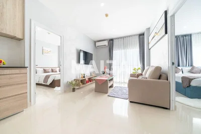 Soggiorno; luce naturale, stile moderno, pavimento in piastrelle