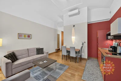 Soggiorno; luce naturale, stile moderno, pavimento in legno