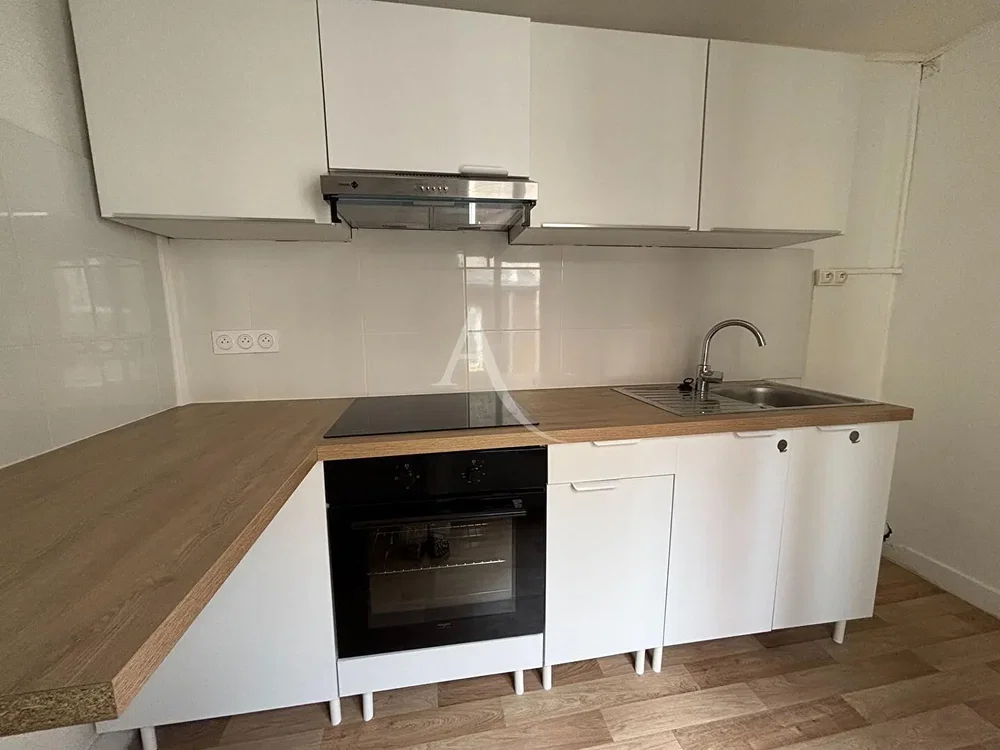 Cucina; elettrodomestici, pavimento in legno, luce naturale
