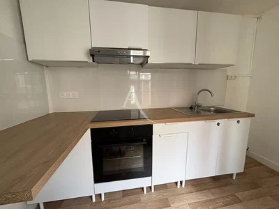Cucina; elettrodomestici, pavimento in legno, luce naturale