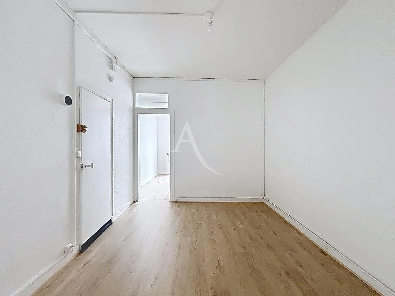 Altro; pavimento in legno, luce naturale