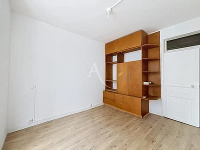 Altro; pavimento in legno, luce naturale