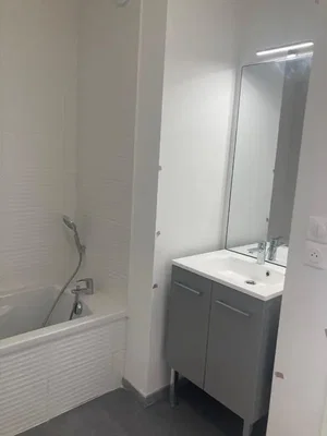 Badezimmer; fliesenboden, tageslicht