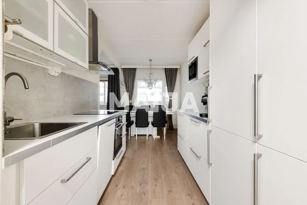 Cucina; elettrodomestici, pavimento in legno, luce naturale, stile moderno
