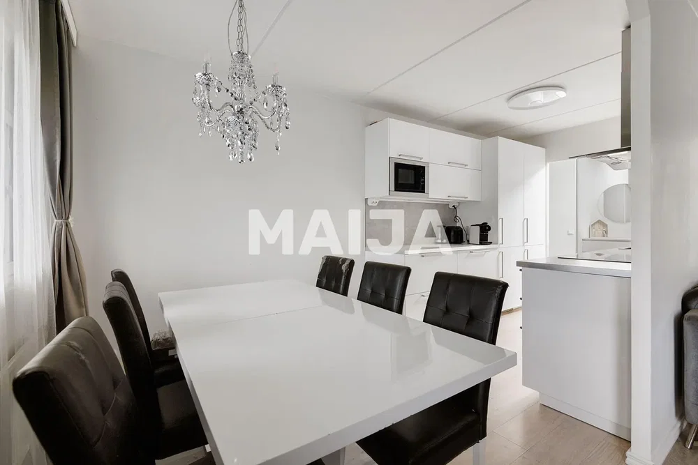 Sala da pranzo; elettrodomestici, luce naturale, stile moderno